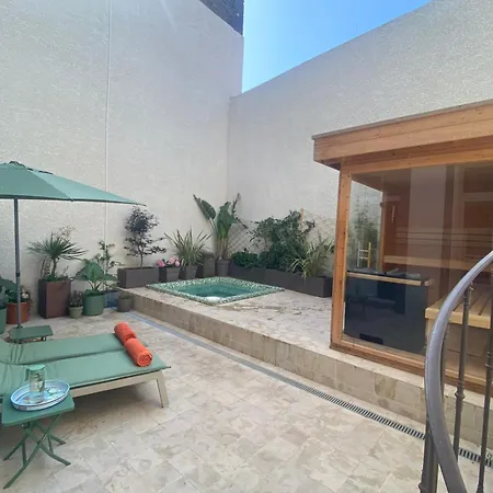 La Hugotine Bed & Breakfast 4*